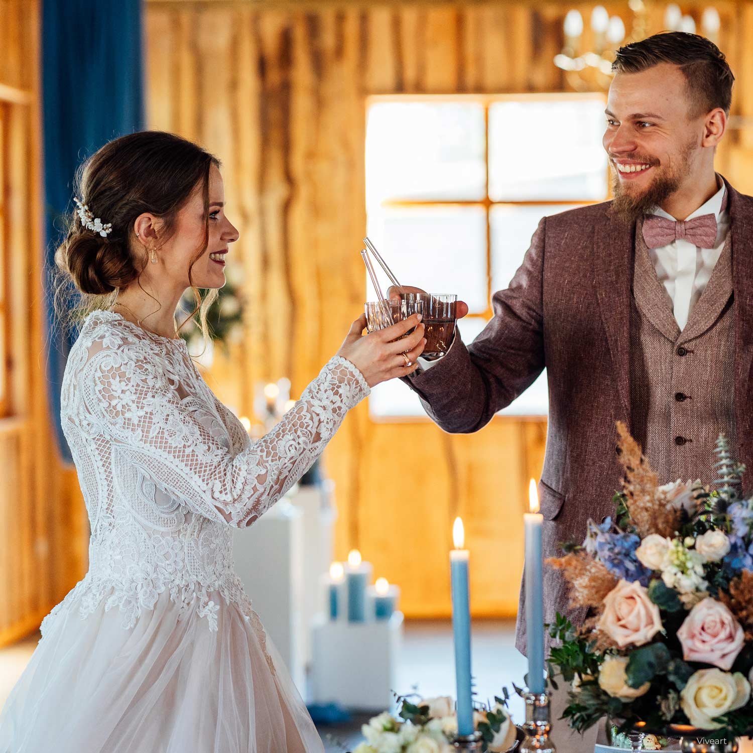 Brautpaar stößt an auf Hochzeit mit personalisierten Glasstrohhalmen mit Gravur, perfekt als Gastgeschenk.