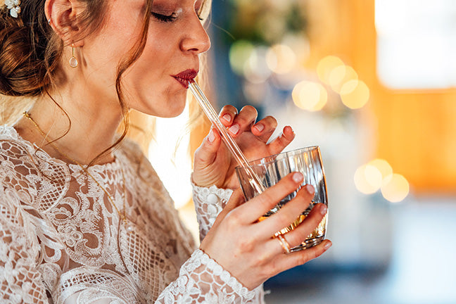 C'est bien que tu sois là ! Dire des pailles en verre gravées comme cadeau d'invité pour les invités du mariage